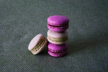 Pamuklu arka planda renkli kurabiye.