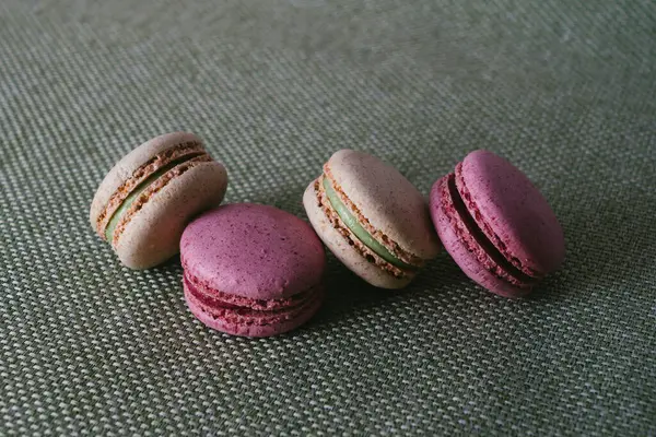 Цветные Печенье Macaroon Хлопковом Фоне — стоковое фото