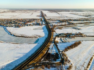 Oto köprüsünün hava görüntüsü sabah şehrin dışında.