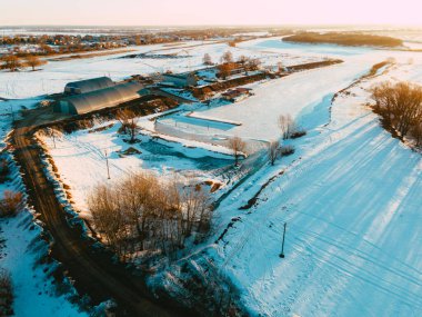 Şehir manzarası ve yol havadan görünüyor.