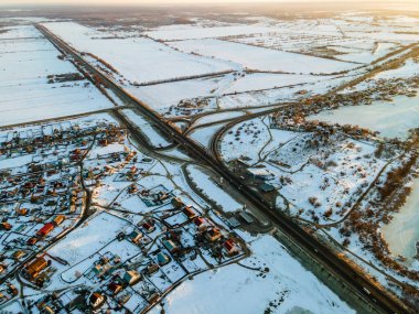 Şehir manzarası ve yol havadan görünüyor.