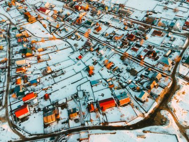 Şehir manzarası ve yol havadan görünüyor.