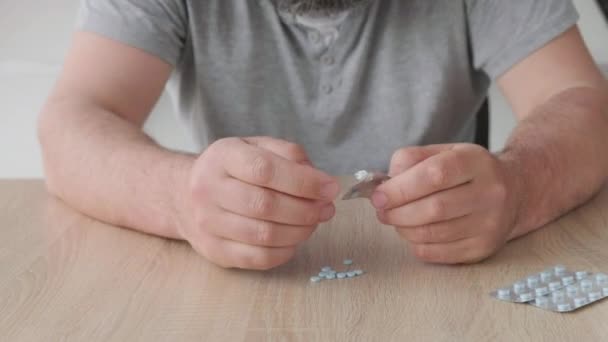 Közeliben Lévő Férfi Tablettákat Vesz Csomagból Asztalra Elolvassa Csomagot Kezével — Stock videók
