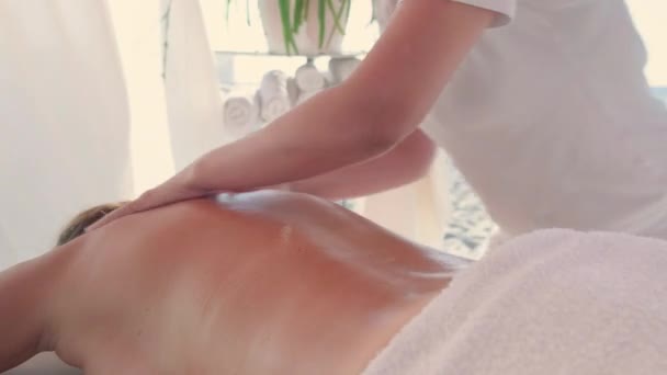 Massaggio Alla Schiena Una Tenda Bianca Sulla Spiaggia Una Ragazza — Video Stock