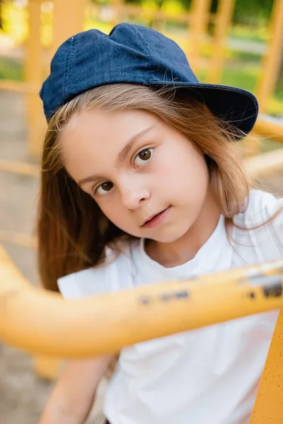 Retrato Uma Estudante Parque Infantil Conceito Publicidade Coisas Infantis Menina — Fotografia de Stock