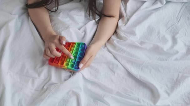 Draufsicht Weiblicher Hände Beim Spielen Auf Einem Weißen Bett — Stockvideo