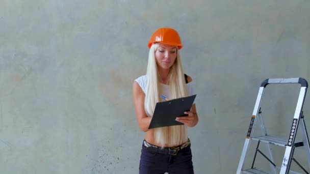 Bauarbeitermädchen Mit Bauhelm Positiver Stimmung Notiert Auf Dem Tablet Blickt — Stockvideo