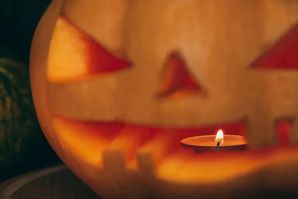 Cadılar Bayramı Balkabağı, Jack O Lantern. Balkabağı yakın plan, içinde bir mum yanıyor. Mumlara odaklan..