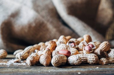Kabukta kurutulmuş fıstık var. Arka planda bir çuval var..