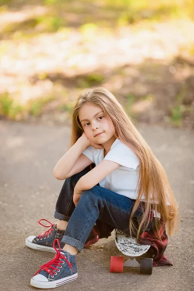 Menina Idade Escolar Senta Skate Parque Criança Aparência Caucasiana Camiseta — Fotografia de Stock