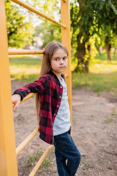 Retrato Uma Menina Idade Escolar Lado Das Escadas Esportivas Parque — Fotografia de Stock