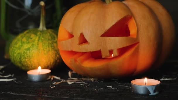 Handheld camerashake, eerste persoon. Halloween pompoen — Stockvideo