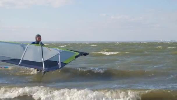 Gammal Man Våtdräkt Tar Vindsurfing Vattnet Och Ler Liten Storm — Stockvideo