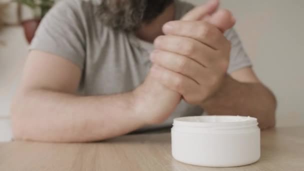 Cura personale. Strofinando crema idratante nelle mani. — Video Stock