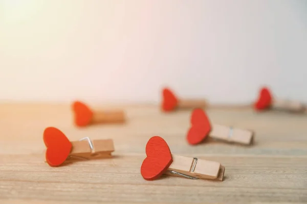 Több Szívű Ruhaszárító Egy Könnyű Asztalon Fekszik Szerelem Kapcsolatok — Stock Fotó