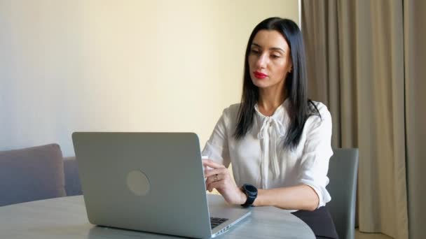 Młoda kobieta pracownik biurowy używa laptopa do pracy, postanawia zatrzymać się i odpocząć. — Wideo stockowe