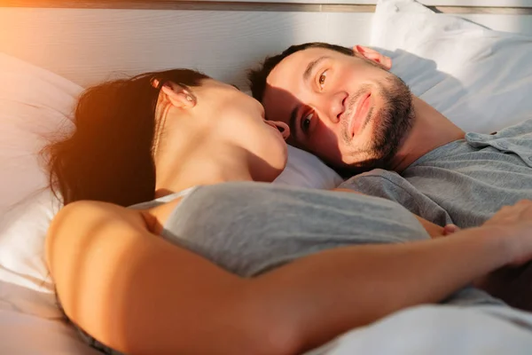 Молода Подружня Пара Прокидається Вранці Спальні Дивляться Один Одного Чоловік — стокове фото