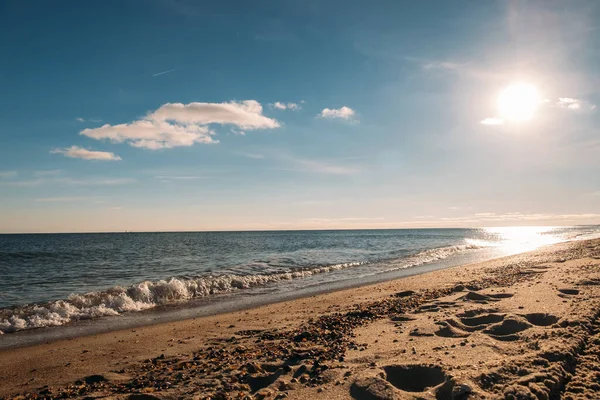 Uitzicht Zee Helder Weer Golvende Zee Bewolkte Blauwe Lucht Gouden — Stockfoto