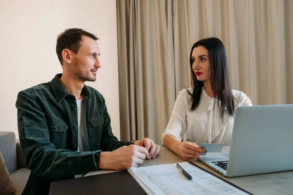 Kadın banka ya da ajans çalışanlarından tavsiye alan erkek müşterinin portresi. Borç verme, ipotek kaydı, proje tartışması. Ofis rutin işi.