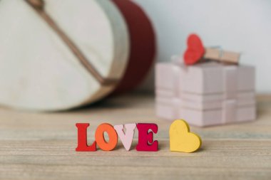 Aşk kelimesi ahşap renkli harflerden oluşur..