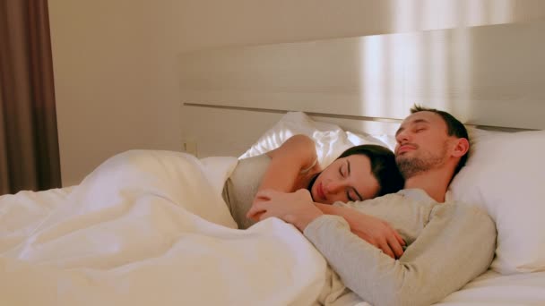 Glückliches Junges Paar Schläft Morgens Bett Mädchen Wacht Leicht Auf — Stockvideo