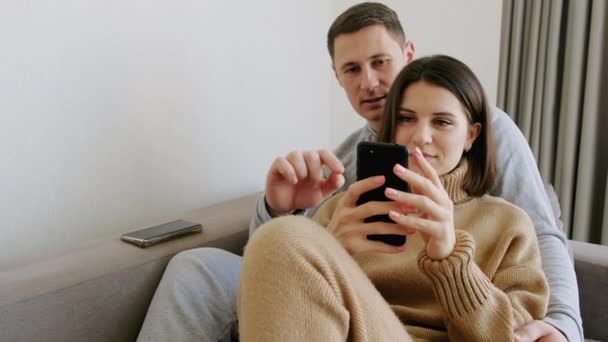 Tipo Ayuda Chica Con Elección Usando Teléfono Móvil Compra Bienes — Vídeo de stock