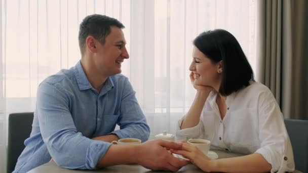 Junge Eheleute Frühstücken Der Küche Reden Händchen Haltend Glückliche Menschen — Stockvideo
