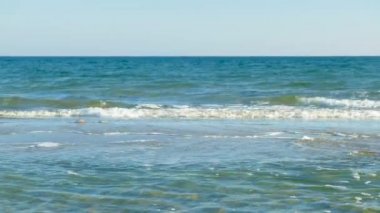 Dalgaların vurduğu küçük deniz tükürüğü. Deniz manzarası manzarası. Gün boyunca açık havada açık deniz suyu.