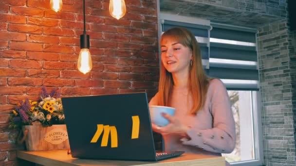 Kaukázusi Megjelenésű Boldog Vidáman Kommunikál Videokommunikáción Keresztül Kommunikáció Laptoppal Otthon — Stock videók
