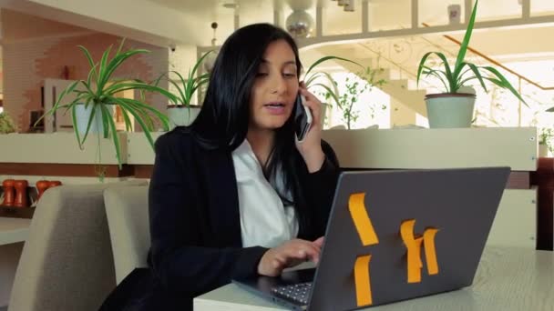 Empresário Menina Uma Jaqueta Comunica Telefone Café Trabalhar Com Portátil — Vídeo de Stock