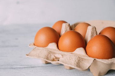 Kahverengi tavuk yumurtalarının olduğu karton yumurta deposu..