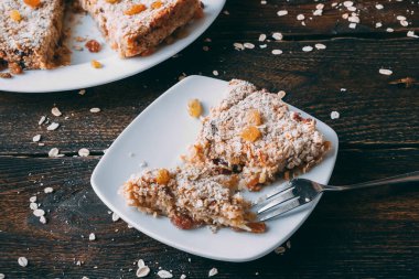 İki parçaya bölünmüş elmalı yulaf ezmeli turta. Sağlıklı, lezzetli düşük kalorili ev yapımı turta..