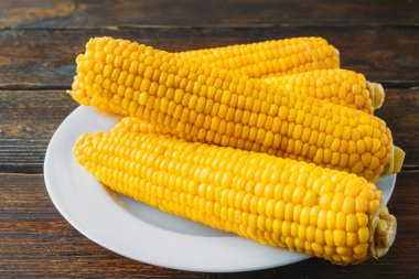 Tabakta dört tane haşlanmış mısır. Tatlı, tatlı mısır..