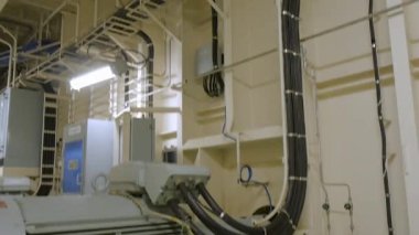 Büyük elektrik motorunun güç kabloları