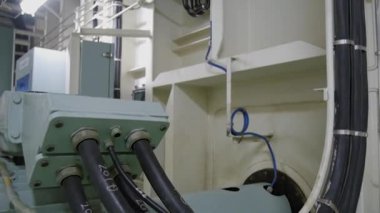 Büyük elektrik motorunun güç kablosu