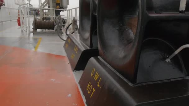 船のデッキに太字で係留ホーズ — ストック動画