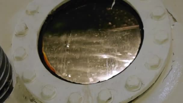 Agua Condensada Tanque Pozo Caliente Detrás Del Cristal Vista — Vídeo de stock