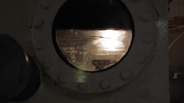 Görüş Penceresinin Arkasındaki Sıcak Tankında Yoğunlaştırılmış — Stok video