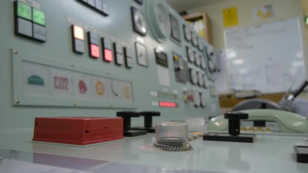 船舶のエンジン制御室の制御盤 — ストック動画