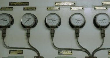 Manometers board of lubrication oil pumps