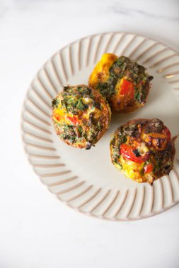 Tabaktaki yumurtalı omletlerin en üst görüntüsü.