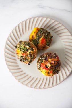 Tabaktaki yumurtalı omletlerin en üst görüntüsü.