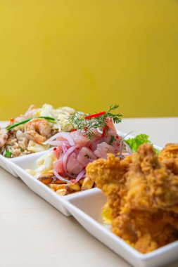 Ceviche, arroz con pato, papa huancaina ve diğerleri gibi tipik Peru yemekleri..