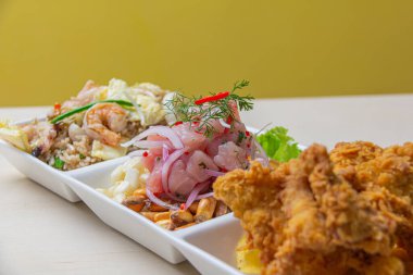 Ceviche, arroz con pato, papa huancaina ve diğerleri gibi tipik Peru yemekleri..