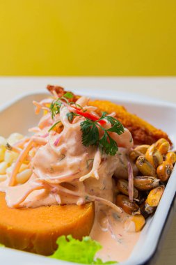 Peru tahliyesi, yanında tatlı patates, biber ve mısır keki..