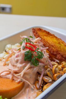 Peru tahliyesi, yanında tatlı patates, biber ve mısır keki..