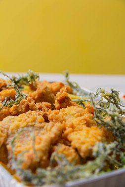 Kızarmış balık ve yanında krema.