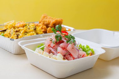 Ceviche, arroz con pato, papa huancaina ve diğerleri gibi tipik Peru yemekleri..