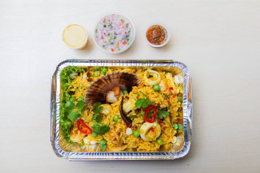 Deniz mahsullü pilav. Kremalı pirinç, ev kremalı deniz ürünleri ve Creole sarza.