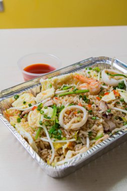 Balık şöförü. Deniz ürünleri ve pirinç tavayı, Çin sebzelerini ve demirhindi sosunu bizim tarzımızda karıştırır..